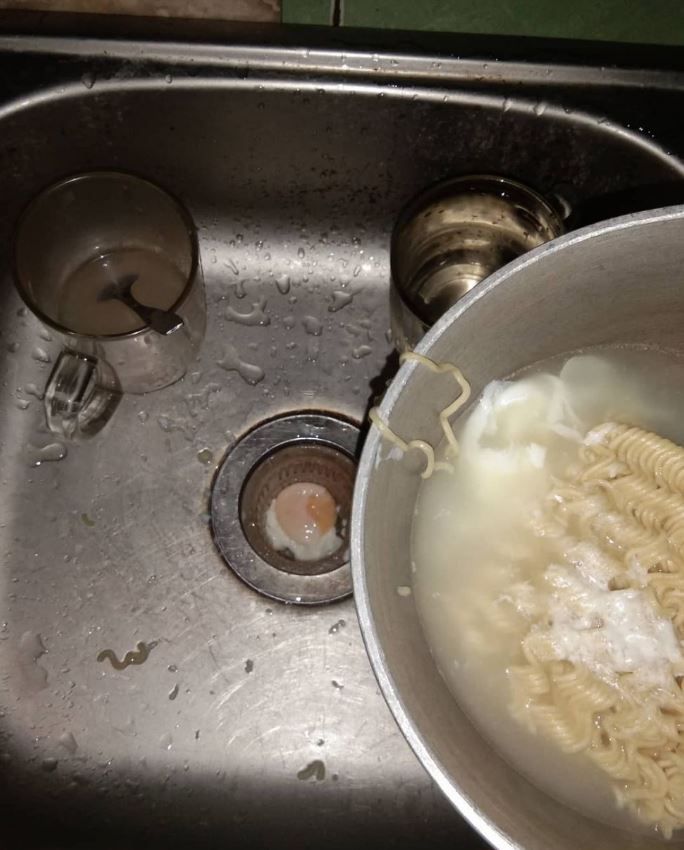 Momen apes saat masak mie instan ini bikin elus dada